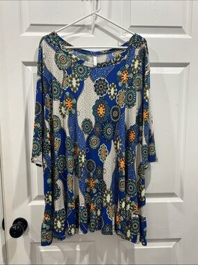 NWOT curvy lovey tunic top with floral details